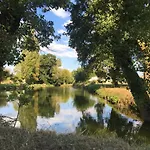 Les Chantours, Domaine Naturel Arbore Et Fleuri De15 Hectares Bed and Breakfast Saint-Antoine-Cumond
