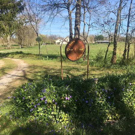 Bed & Breakfast Les Chantours, Domaine Naturel Arbore Et Fleuri De15 Hectares 3*