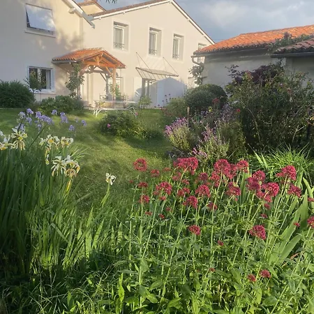 فندق مبيت وإفطار Les Chantours, Domaine Naturel Arbore Et Fleuri De15 Hectares Saint-Antoine-Cumond