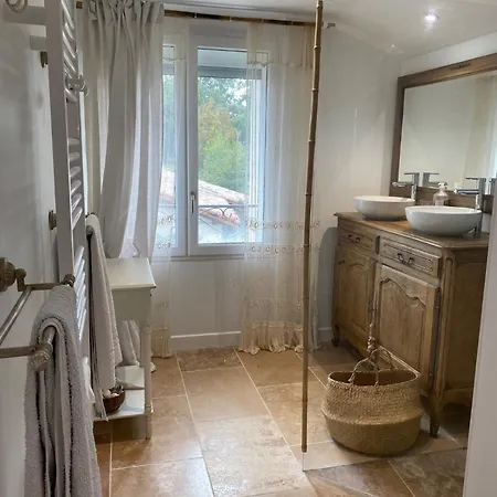 Les Chantours, Domaine Naturel Arbore Et Fleuri De15 Hectares Bed & Breakfast