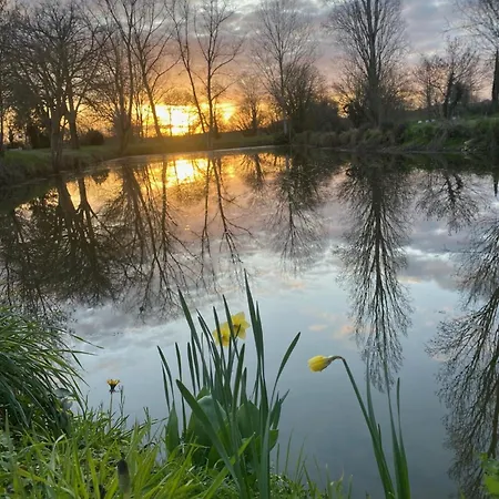 فندق مبيت وإفطار Les Chantours, Domaine Naturel Arbore Et Fleuri De15 Hectares Saint-Antoine-Cumond