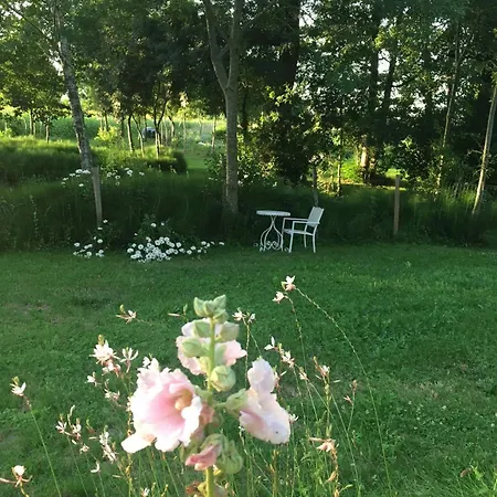Les Chantours, Domaine Naturel Arbore Et Fleuri De15 Hectares Bed & Breakfast