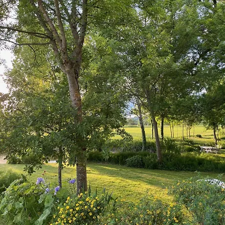 Bed & Breakfast Les Chantours, Domaine Naturel Arbore Et Fleuri De15 Hectares 3*